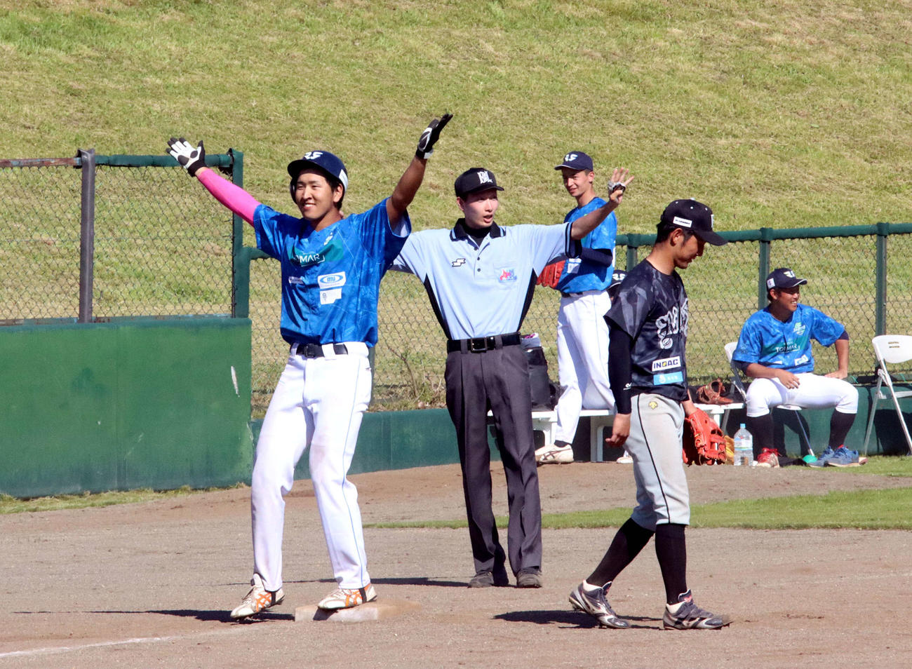 レラハンクス富良野BC対美唄ブラックダイヤモンズ　富良野8回2死満塁、右翼線に走者一掃の三塁打を放ち塁上で喜ぶ伊藤（撮影・永野高輔）