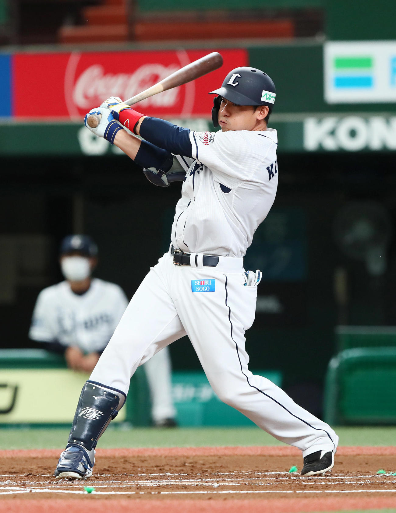西武紅白戦　1回裏白組2死一、二塁、栗山は左前適時打を放つ（撮影・足立雅史）