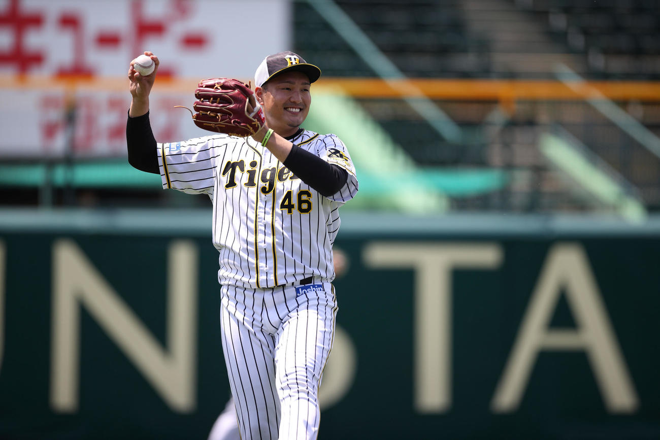明るい表情で練習に取り組む阪神秋山（球団提供）