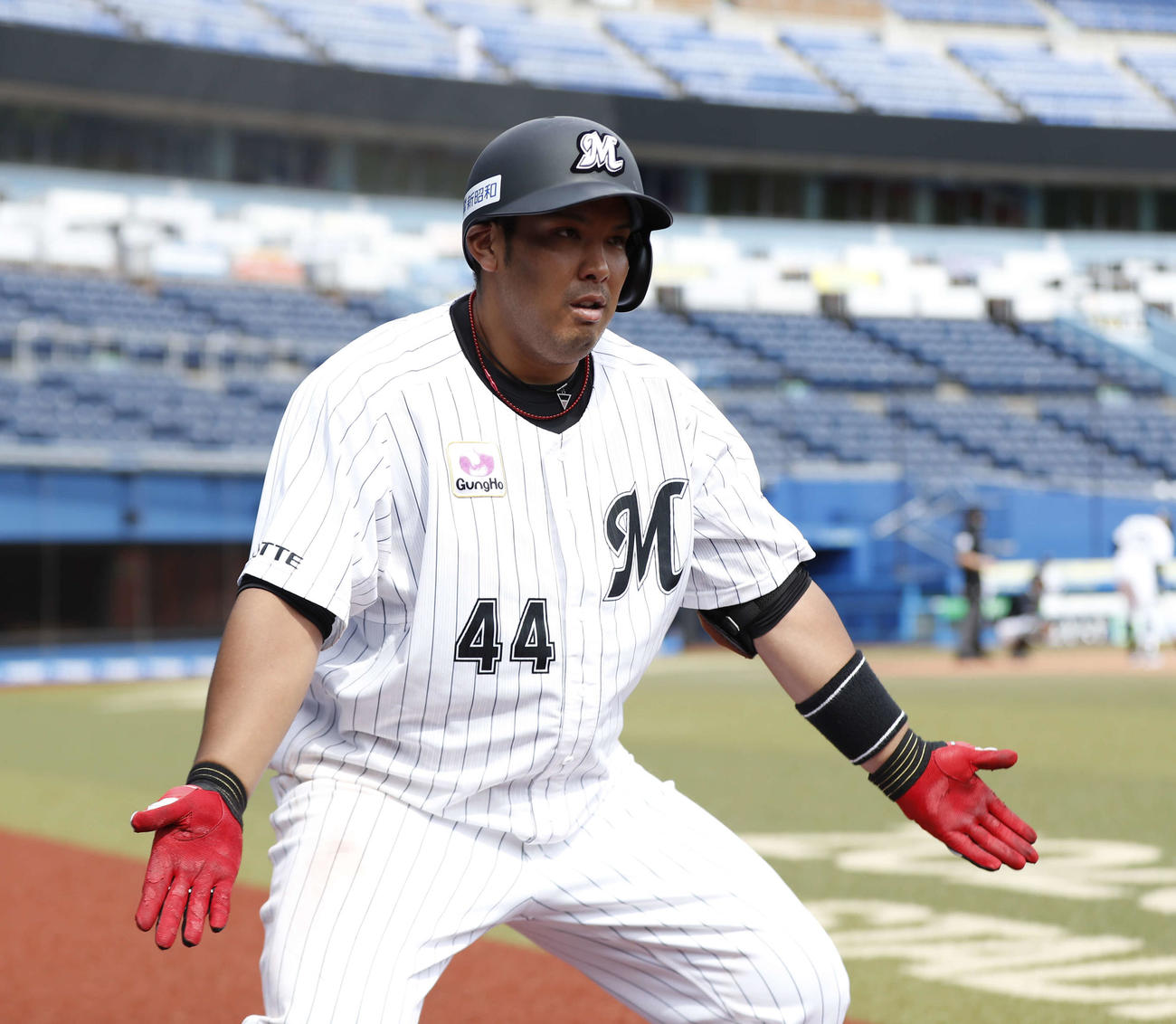 紅白戦8回2死からソロ本塁打を放ち、パフォーマンスするロッテ井上