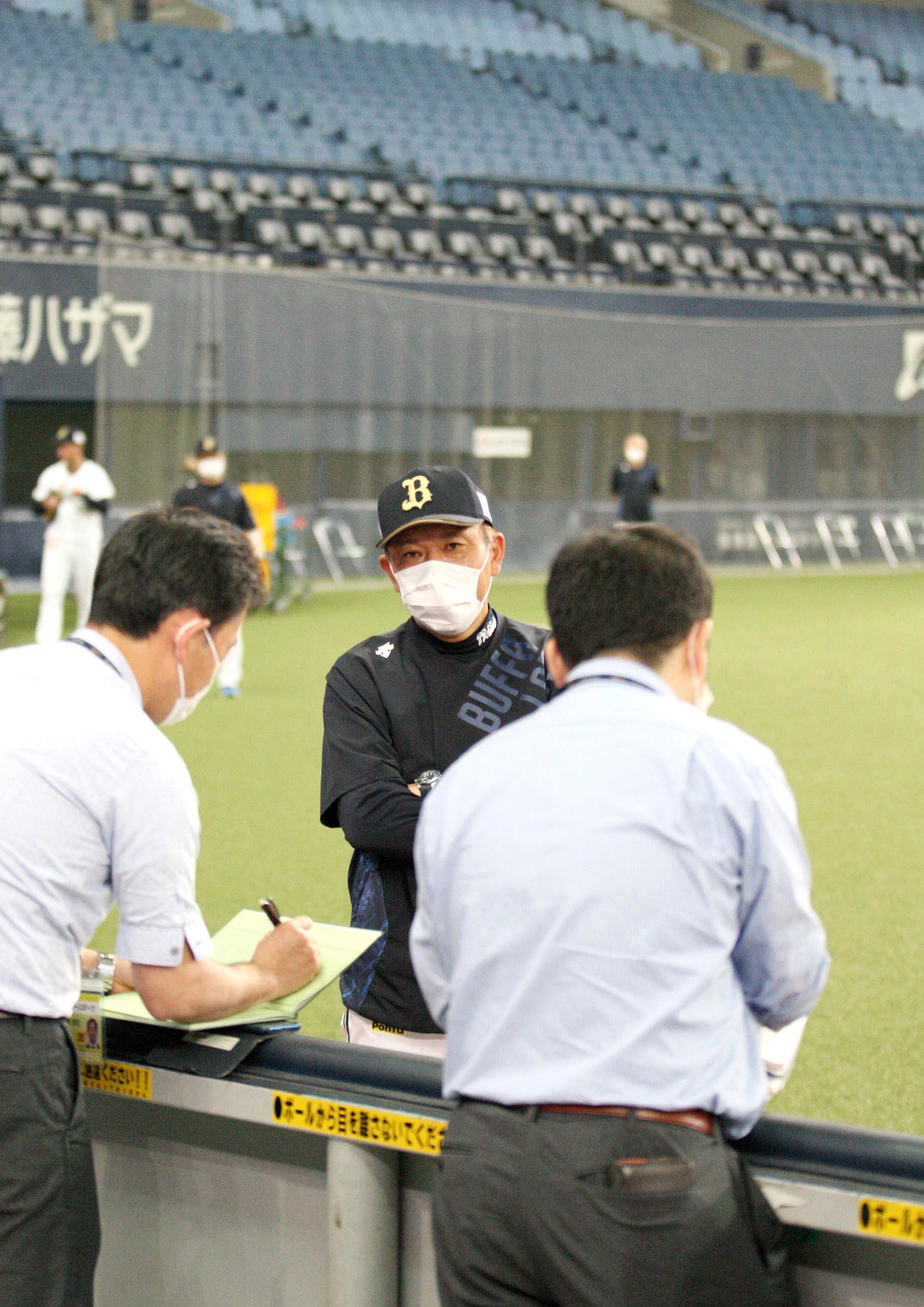 紅白戦を終え記者に話す西村監督（撮影・上山淳一）