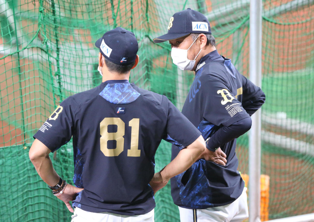 練習を見守る西村監督（右）と田口野手総合兼打撃コーチ（撮影・上山淳一）