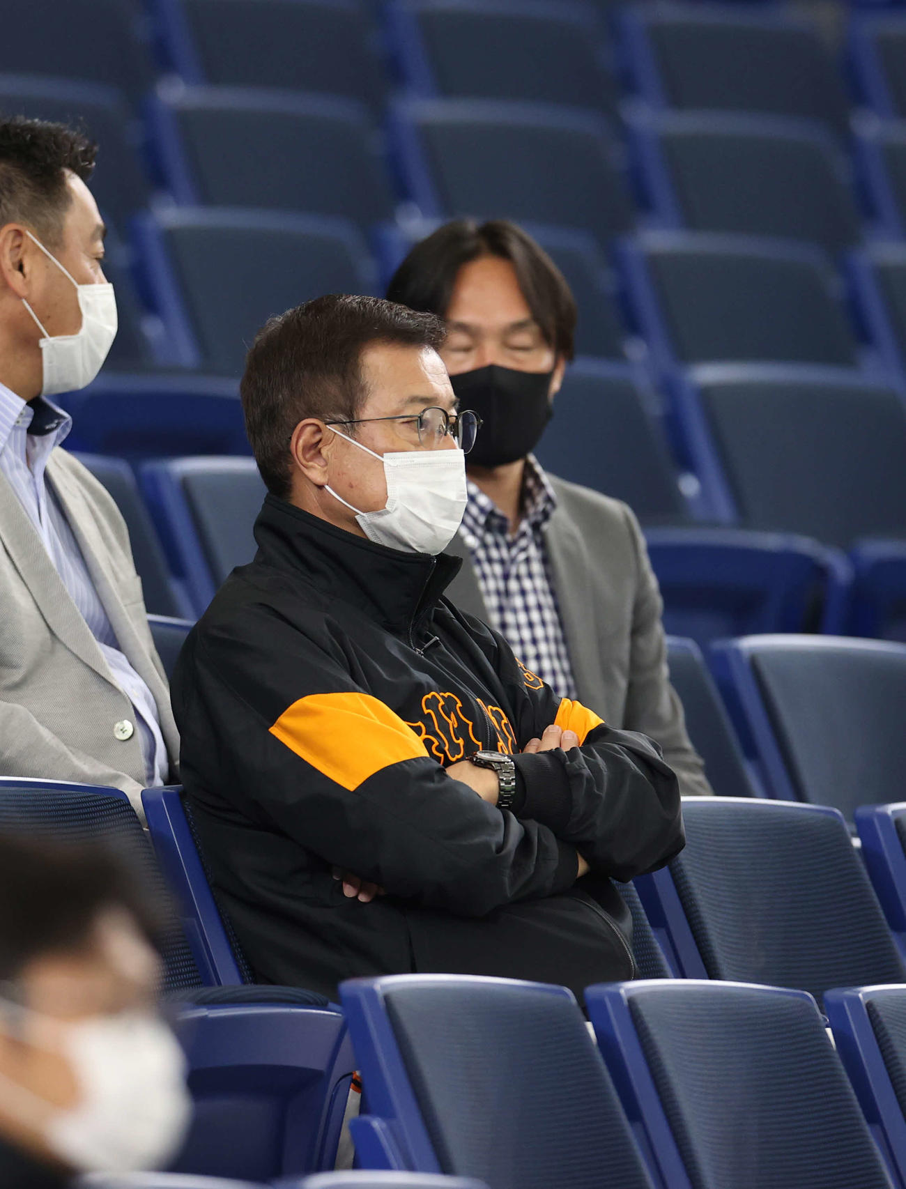 第1試合の白組対紅組　バックネット裏で戦況を見つめる巨人原監督（撮影・河野匠）