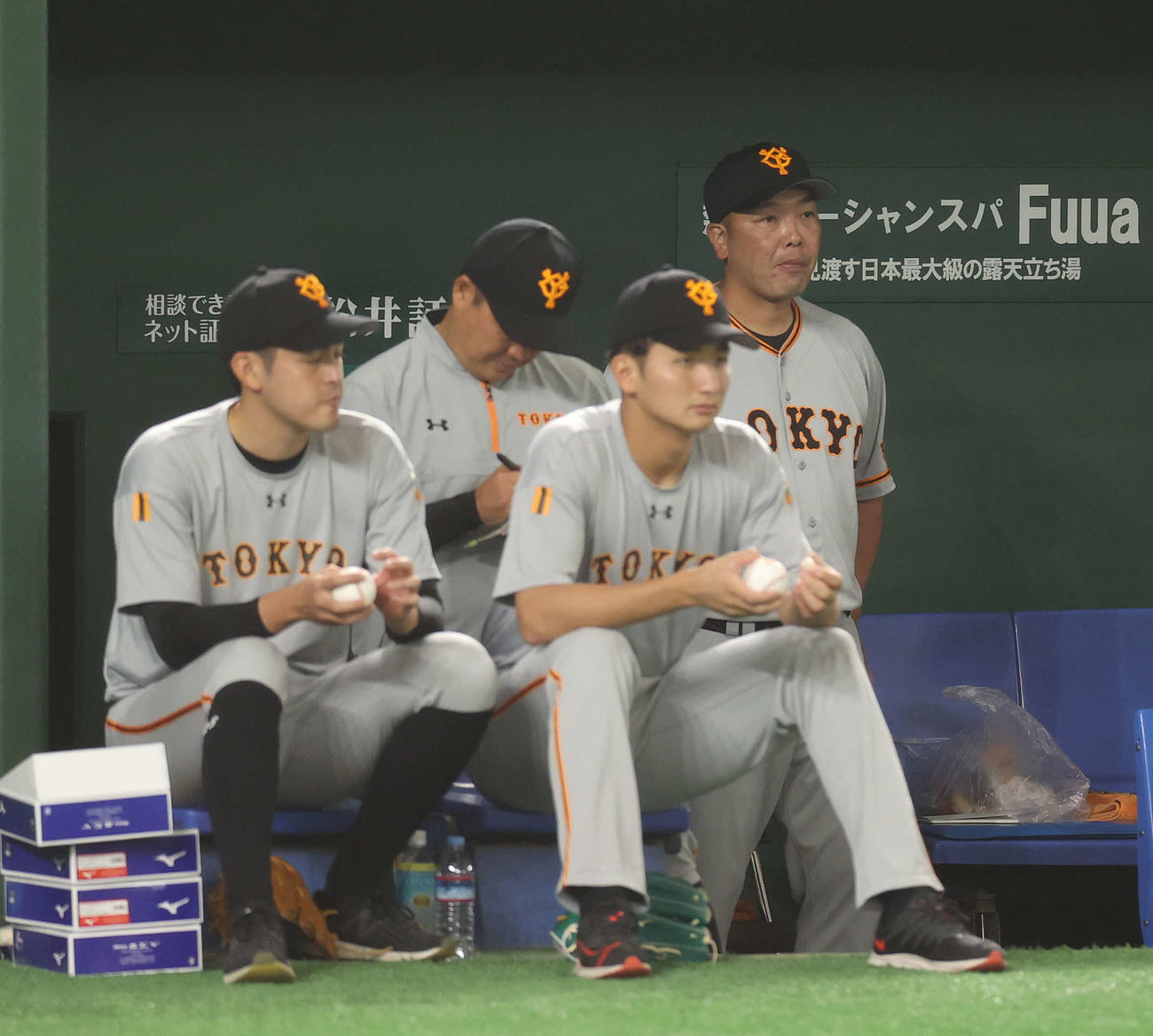 第1試合の白組対紅組　ベンチから戦況を見つめる阿部2軍監督（右後方）（撮影・河野匠）