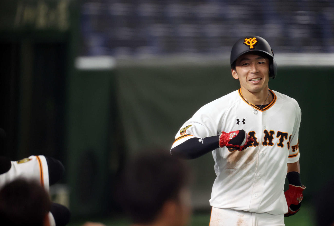 第1試合の白組対紅組　1回裏白組無死一、三塁、田中俊の先制右犠飛で生還し、ベンチに向かってエアタッチする増田大（撮影・河野匠）