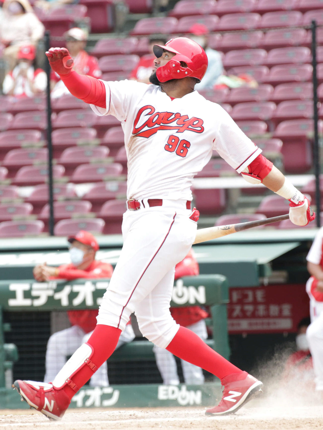 広島紅白戦　5回裏白組2死三塁　メヒアは右中間に2点本塁打を放つ（撮影・加藤孝規）