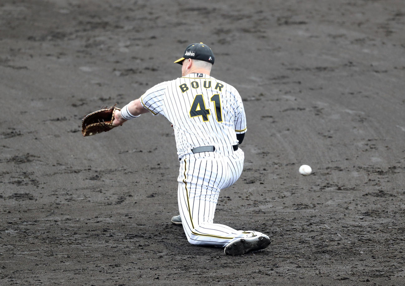 阪神紅白戦　6回表紅組1死、大山の打球を後逸する一塁手ボーア（撮影・前田充）