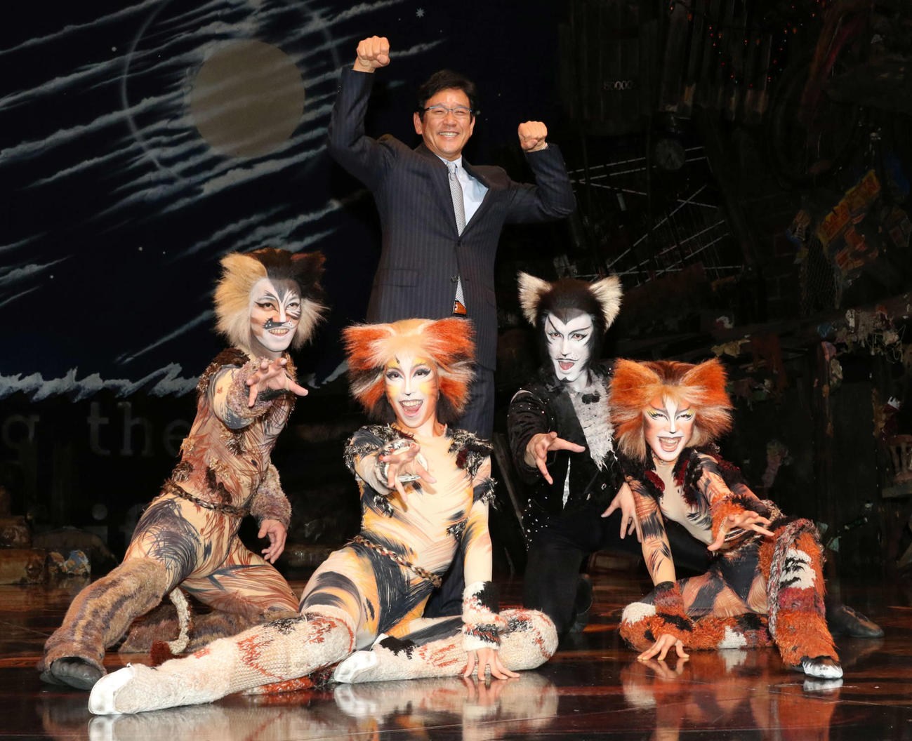 15年1月、ミュージカル「キャッツ」の出演者とポーズを決める栗山監督