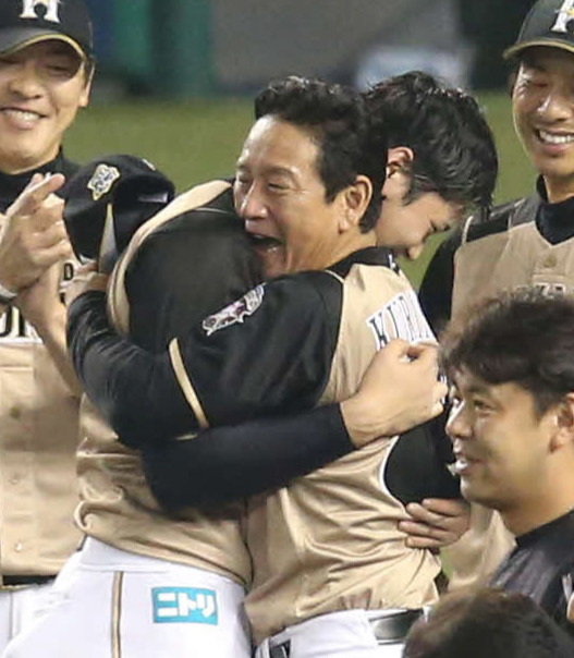 16年9月、リーグ優勝を決め大谷と抱き合う栗山監督