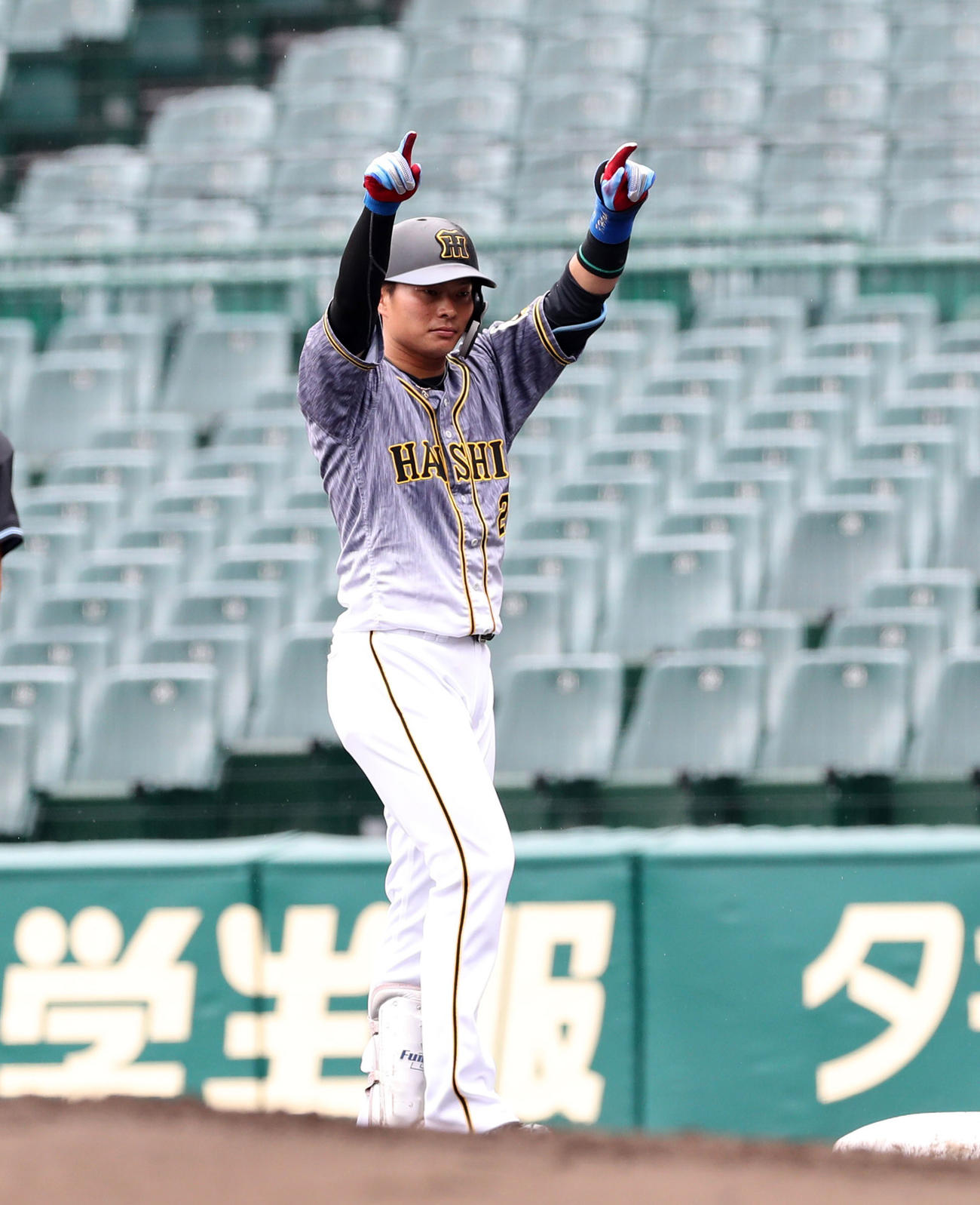 阪神紅白戦　2回表紅組1死一、二塁、北條は右前適時打を放ちベンチに向かってポーズを決める（代表撮影）