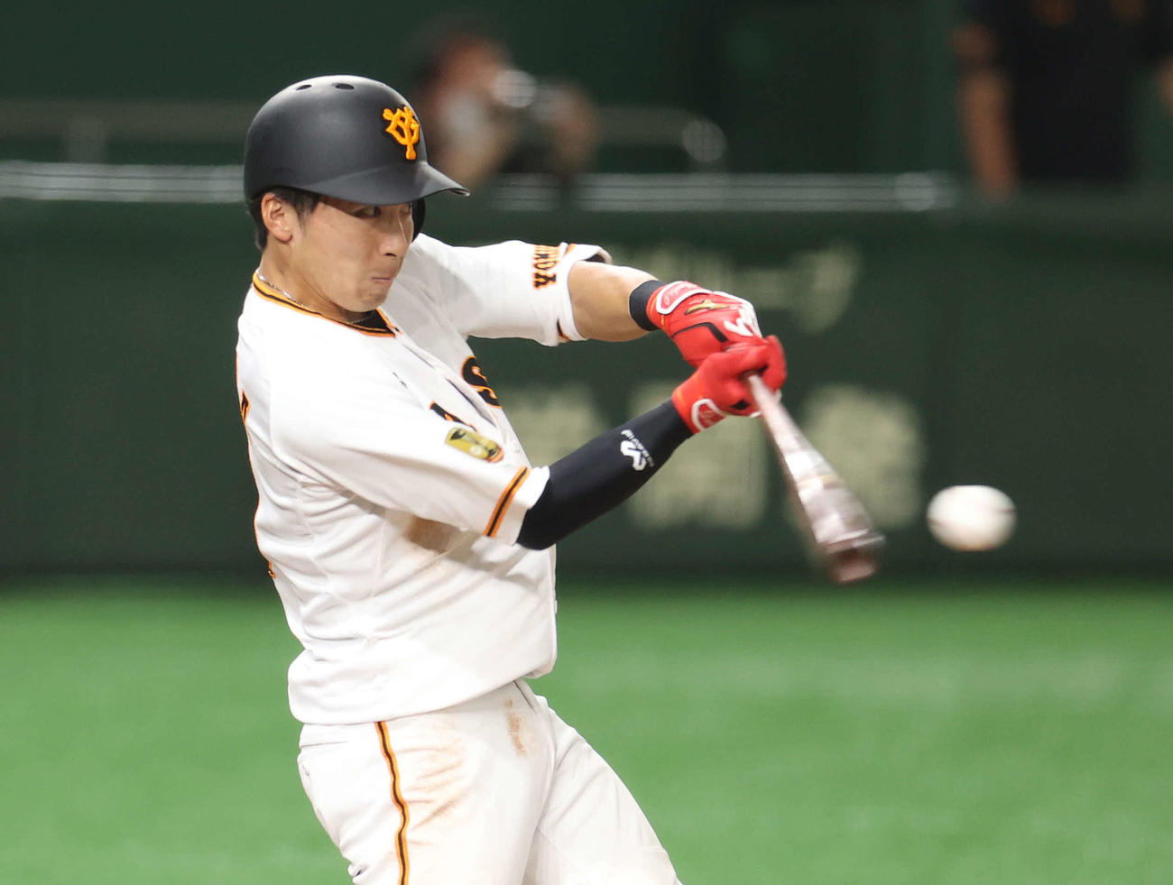 第1試合の白組対紅組　3回裏白組無死、左前打を放つ増田大（撮影・河野匠）