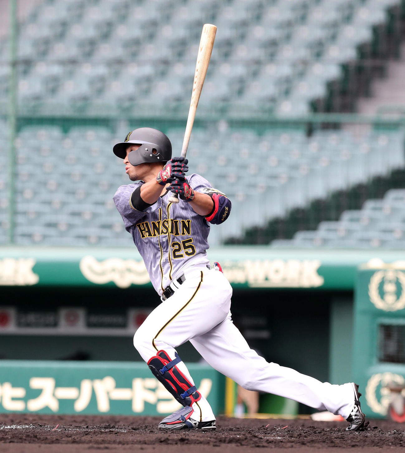 阪神紅白戦　3回表紅組無死、江越は左中間越え本塁打を放つ（代表撮影）