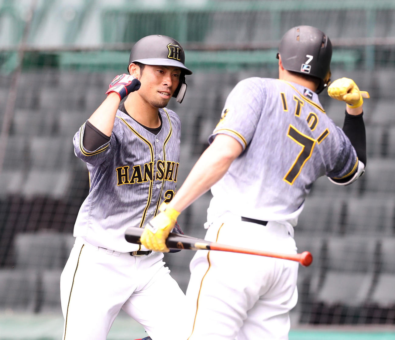 阪神紅白戦　3回表紅組無死、左中間越え本塁打を放ち糸井（右）とエアタッチをかわす江越（代表撮影）