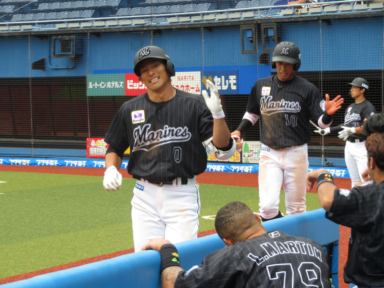 紅白戦で本塁打を放ったロッテ荻野（左）（撮影・金子真仁）