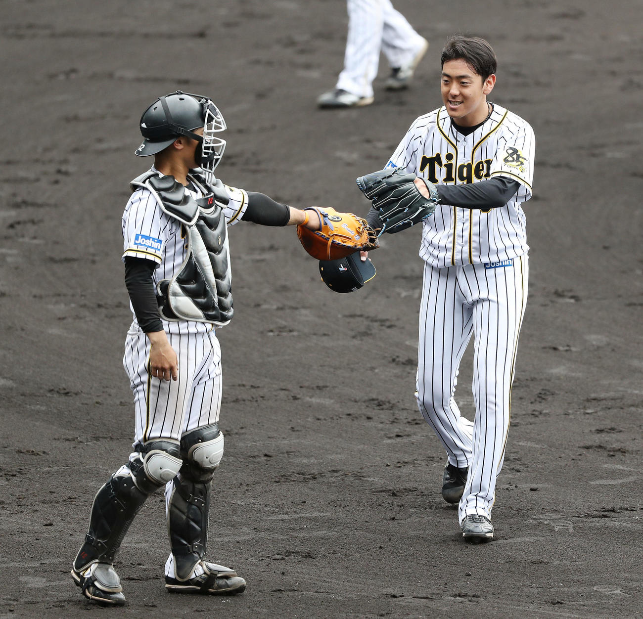 阪神紅白戦　6回表を抑え、坂本（左）とタッチを交わす小川（撮影・前田充）