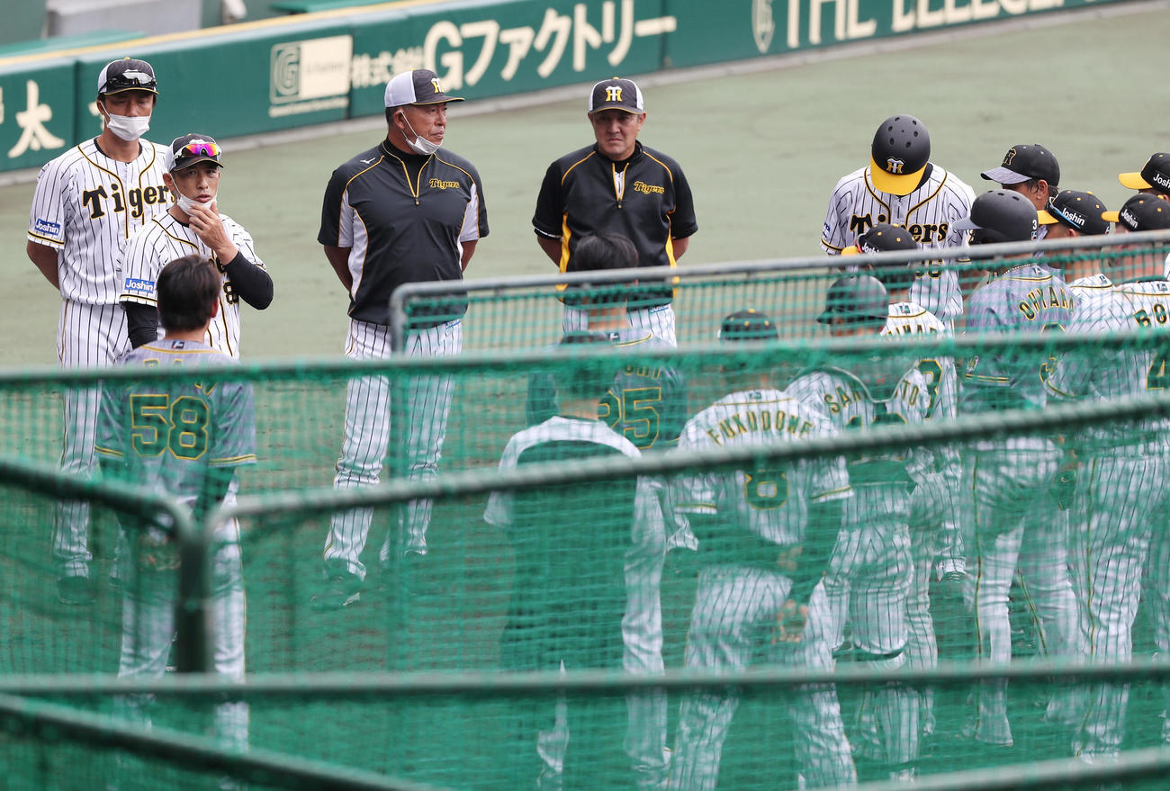 阪神紅白戦　試合後、ナインの前で話をする矢野監督（左から2人目）（撮影・前田充）