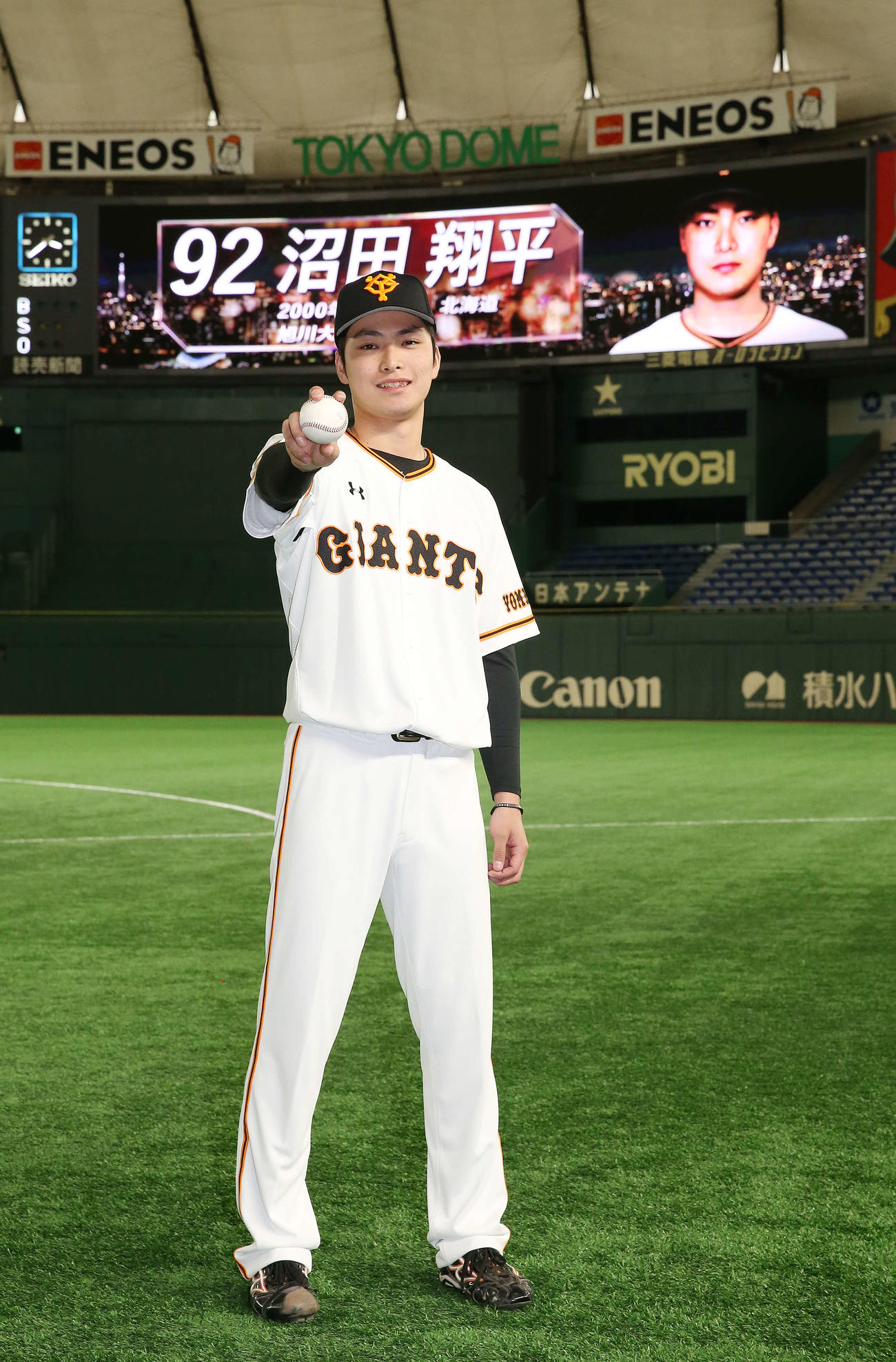 支配下登録となり、ボールを手に記念撮影する巨人沼田（撮影・河野匠）