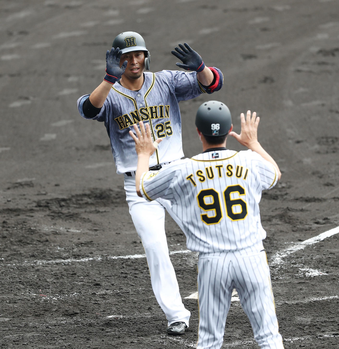 阪神紅白戦　3回表紅組無死、左越え本塁打を放った江越（左）は本塁で迎えた筒井コーチとエアタッチする（撮影・前田充）