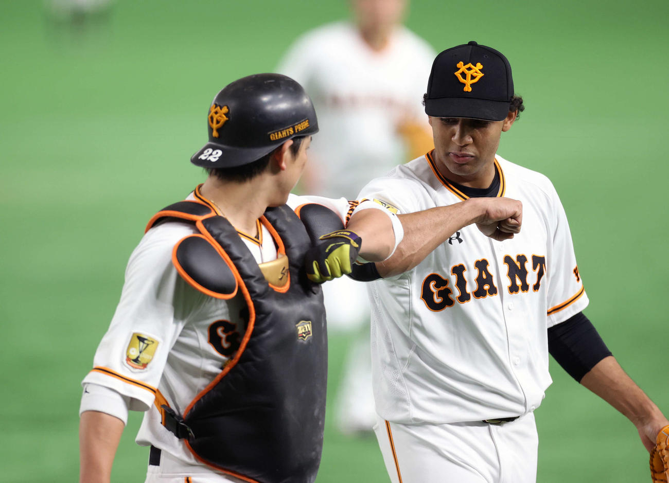 第2試合の白組対紅組　1回表を抑え、小林（左）と肘タッチするサンチェス（撮影・河野匠）
