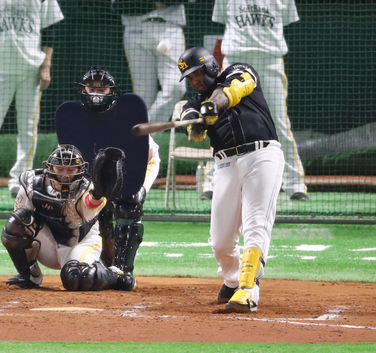 紅白戦　7回表無死、左越え本塁打を放つバレンティン（撮影・代表撮影）