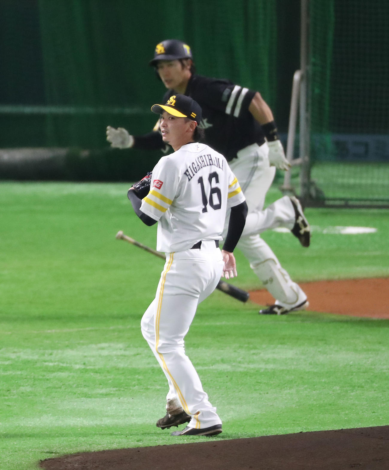 紅白戦　1回2死、柳田悠岐を二ゴロに抑える東浜巨（代表撮影）