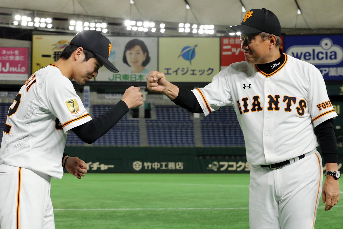 支配下登録となり、原監督（右）とグータッチする沼田（撮影・河野匠）
