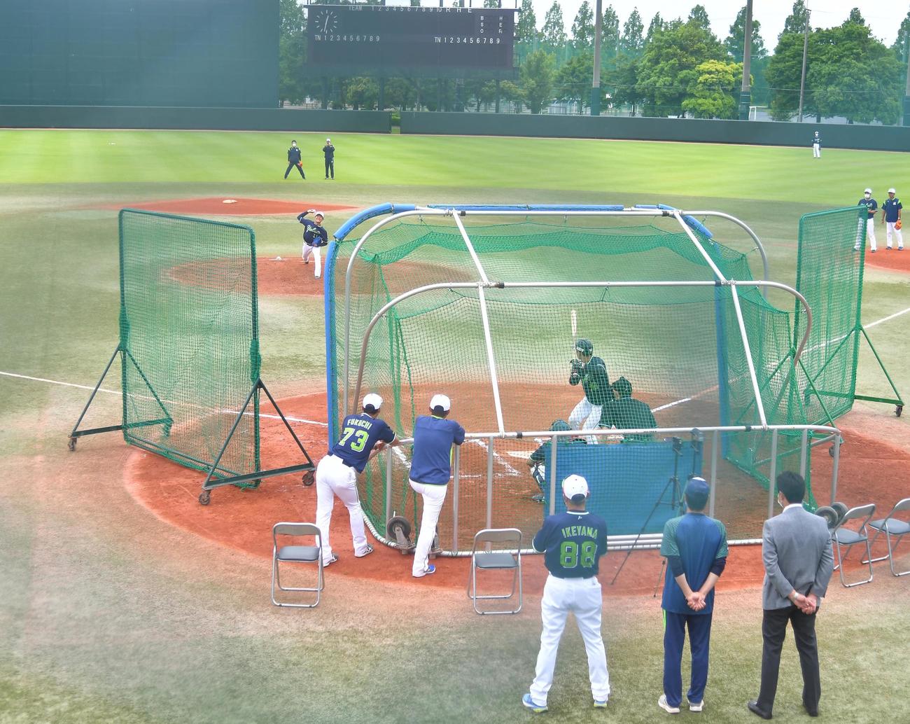 戸田球場のマウンドで初めて打撃投手を務めたヤクルト奥川（球団提供）