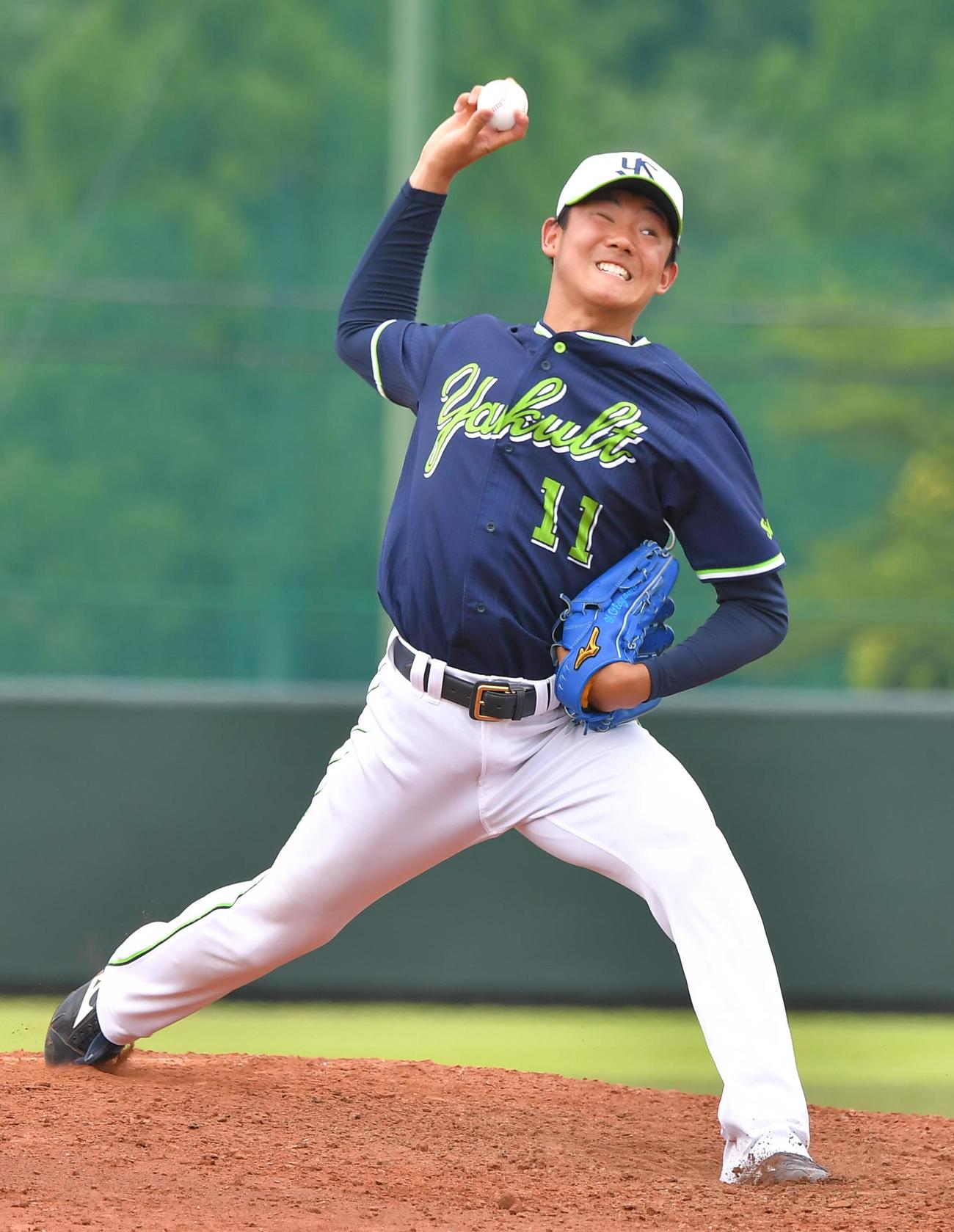 初めての打撃投手でフォークを投じるヤクルト奥川（球団提供）