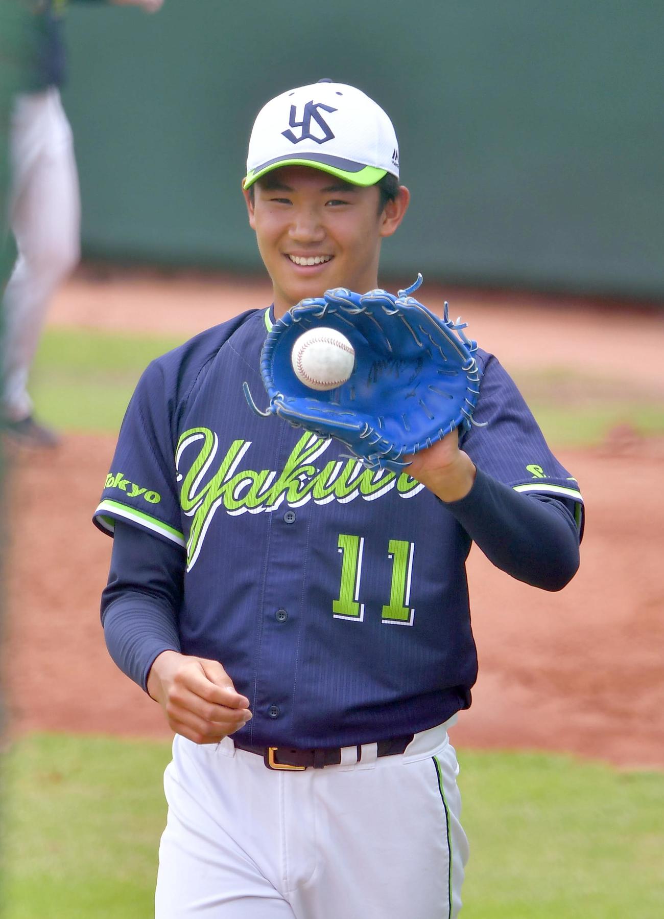 ブルペンで笑顔を見せるヤクルト奥川（球団提供）