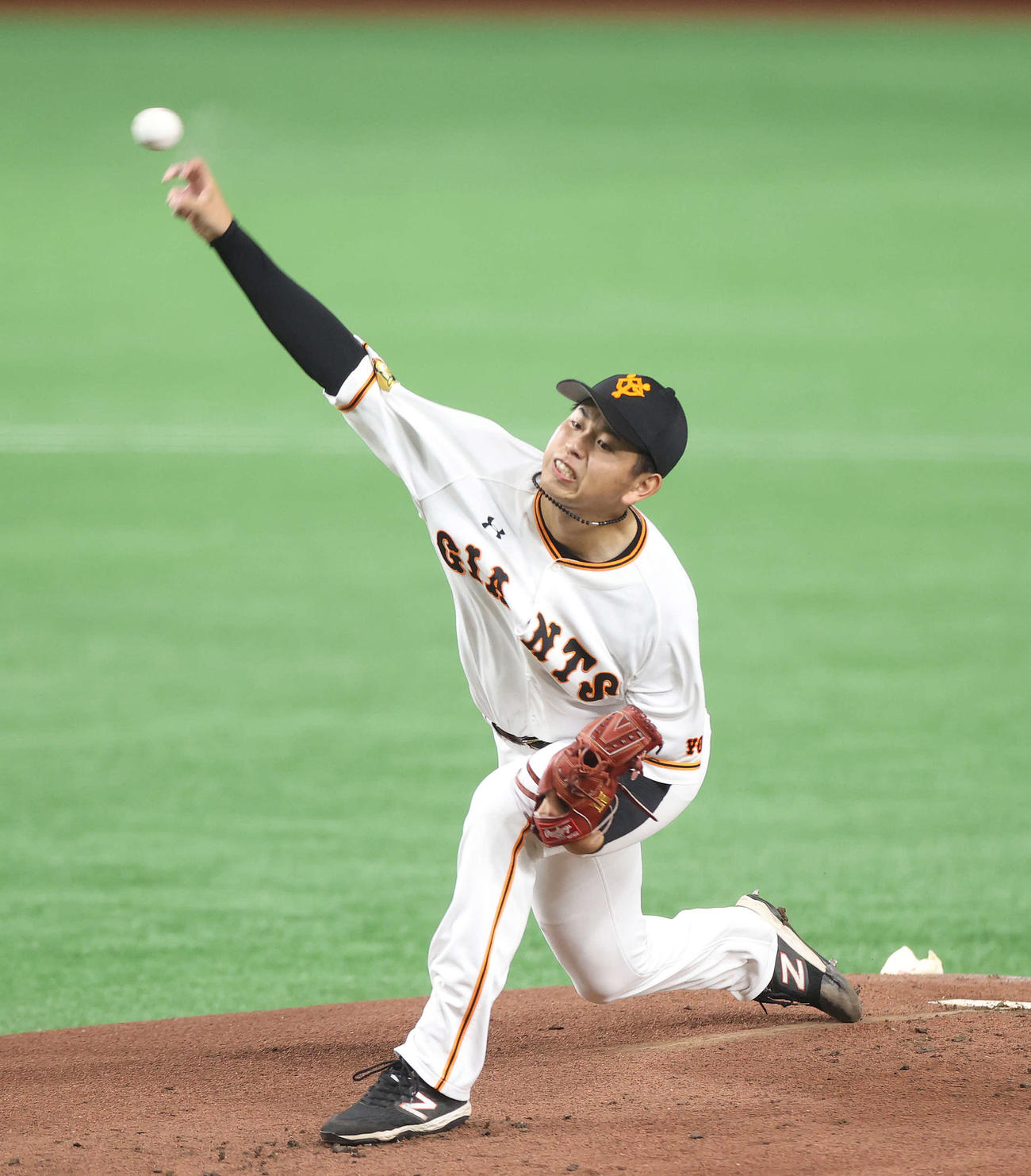 第1試合の白組対紅組　力投する白組先発の太田（撮影・河野匠）