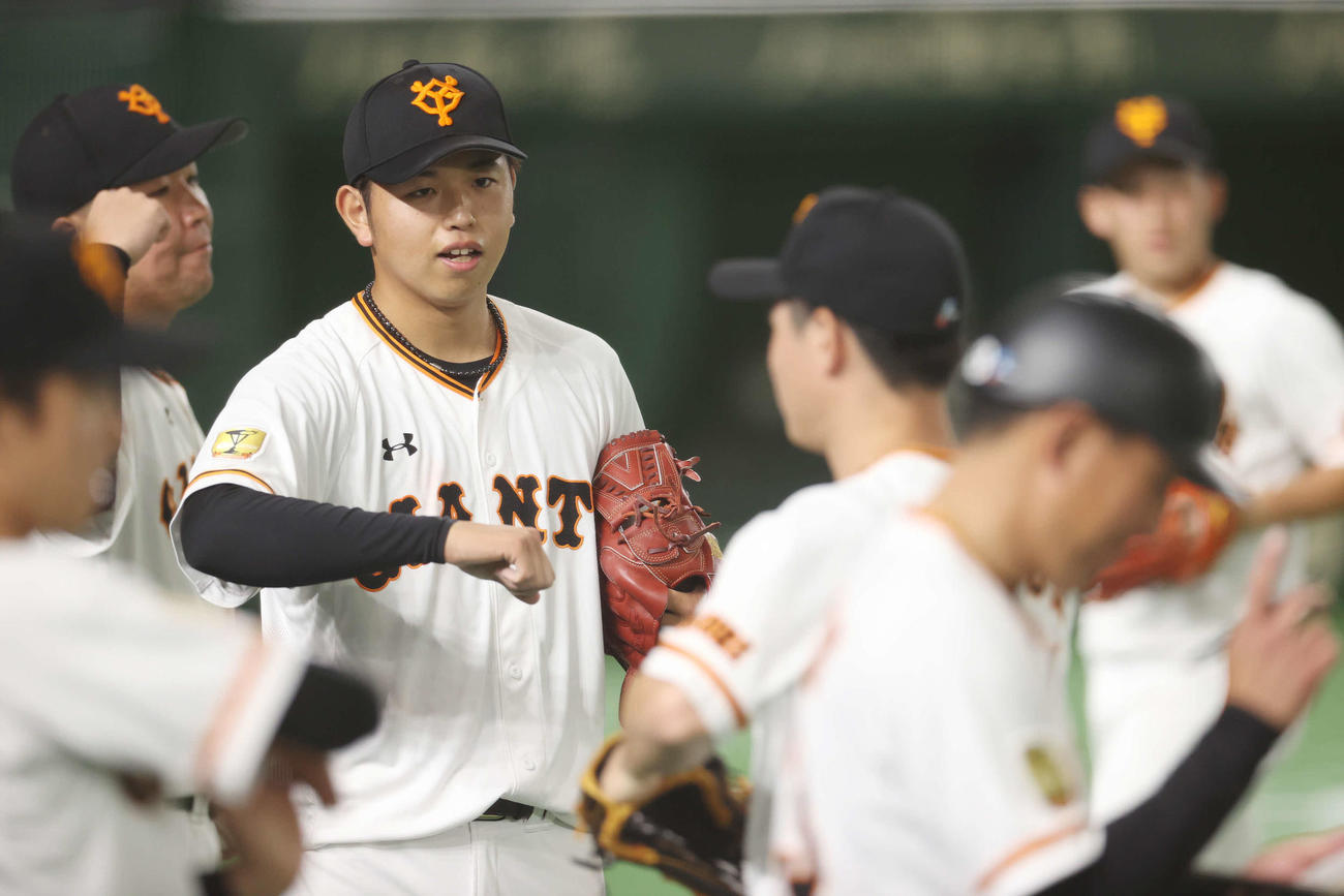 第1試合の白組対紅組　4回表を抑えた太田はベンチ前でナインとタッチを交わす（撮影・河野匠）