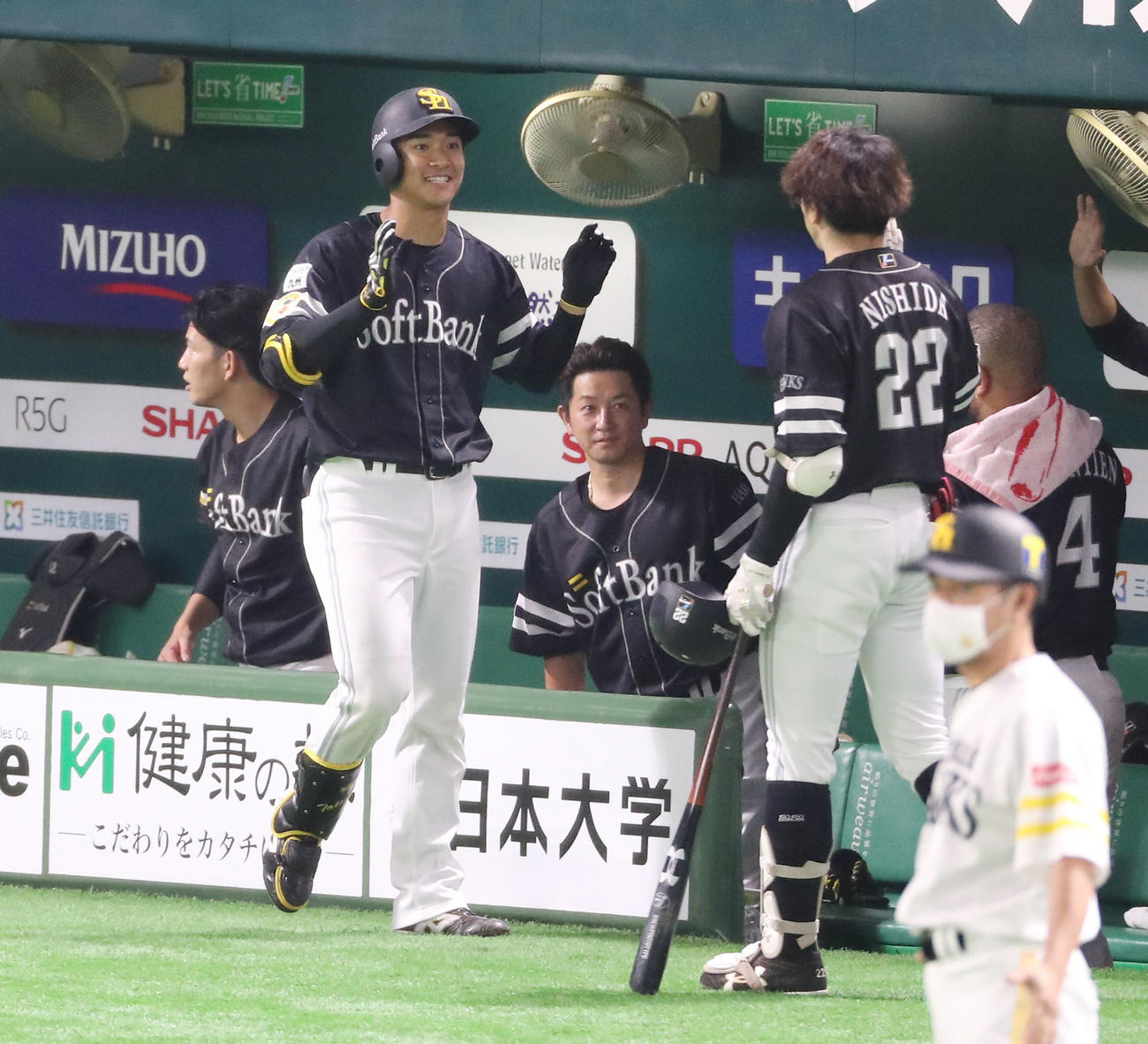 6回に3点本塁打を放った柳町は西田（右）と笑顔でエアタッチ（代表撮影）