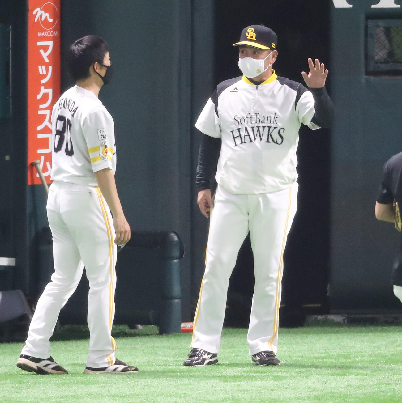 紅白戦　紅白戦を終え本多コーチ（左）と話す工藤監督（撮影・代表撮影）
