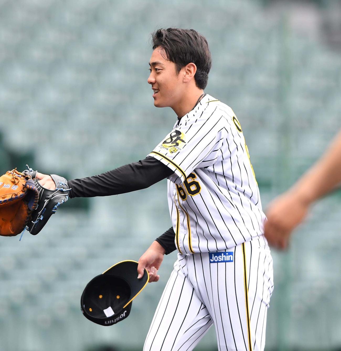 紅白戦　6回、好投を見せ充実の表情をみせる阪神小川（代表撮影）