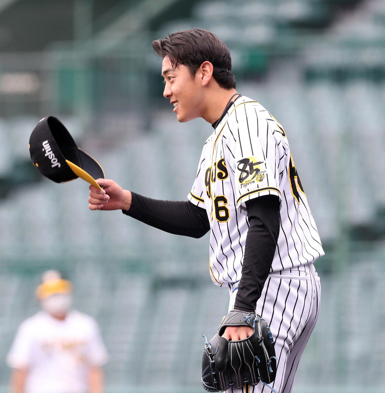 阪神紅白戦　6回表紅組2死一塁、小川は原口を三ゴロに打ち取りマウンドから帽子をとって一礼する（代表撮影）