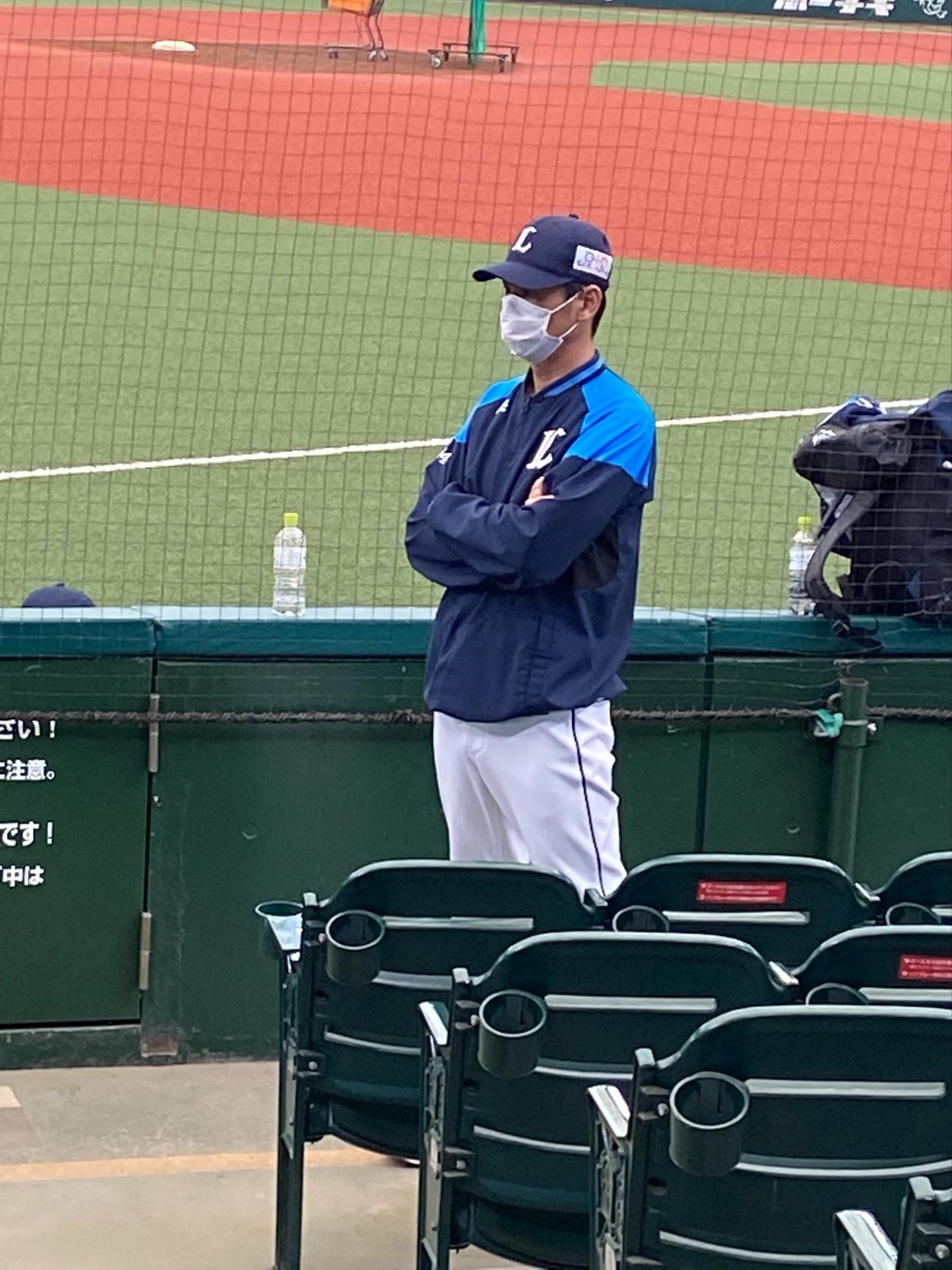 ブルペン投球を見守る西武西口投手コーチ（球団提供）