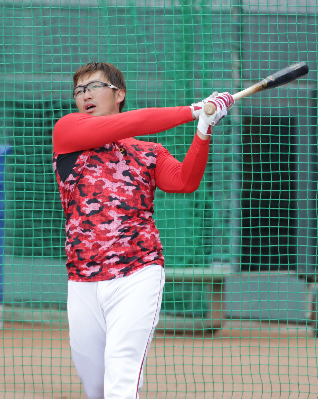 ロングティーを行う広島鈴木誠（撮影・加藤孝規）