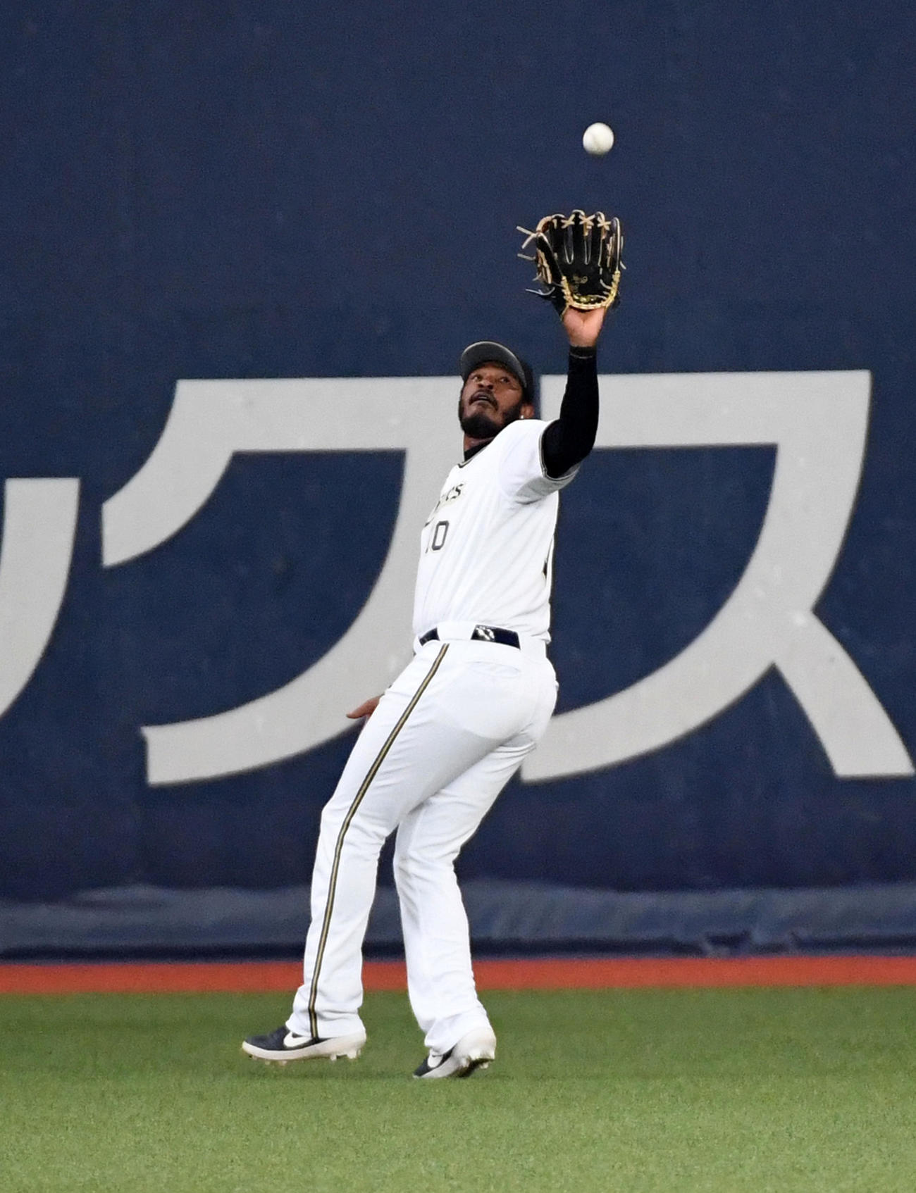 ノックを受けるジョーンズ（撮影・前岡正明）