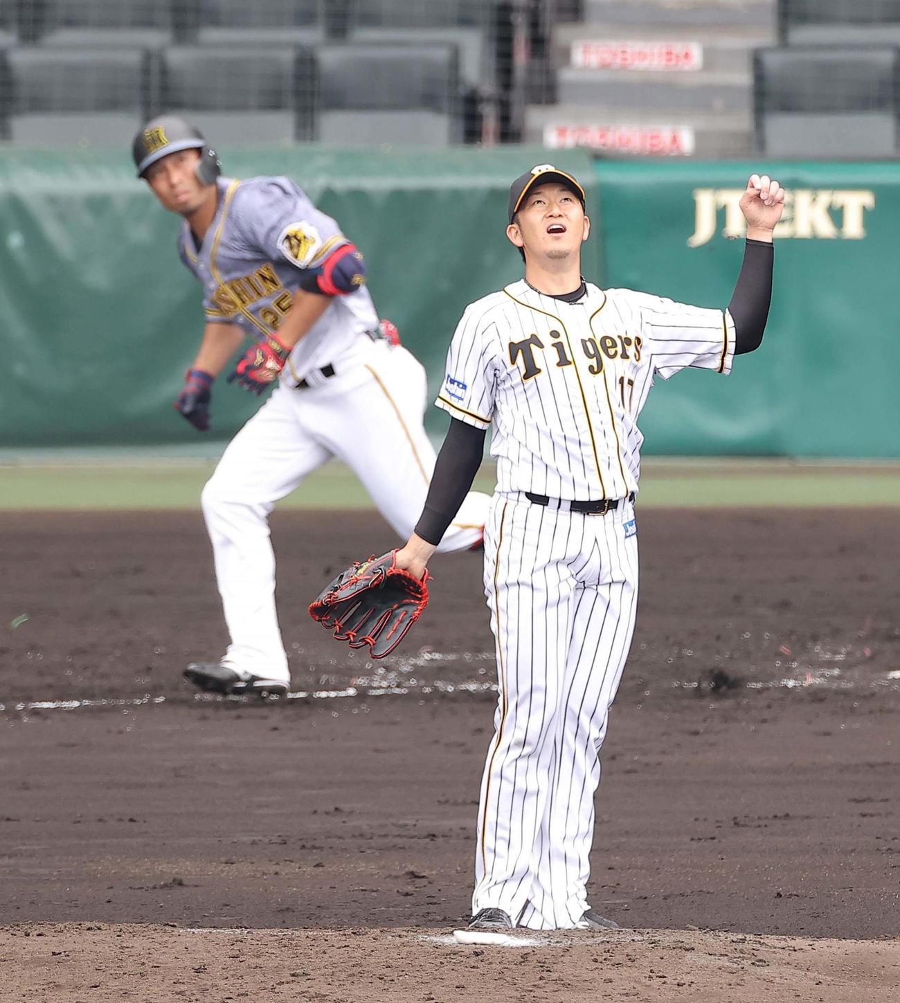 紅白戦　3回表紅組無死、江越（左）にソロ本塁打を打たれた岩貞（代表撮影）