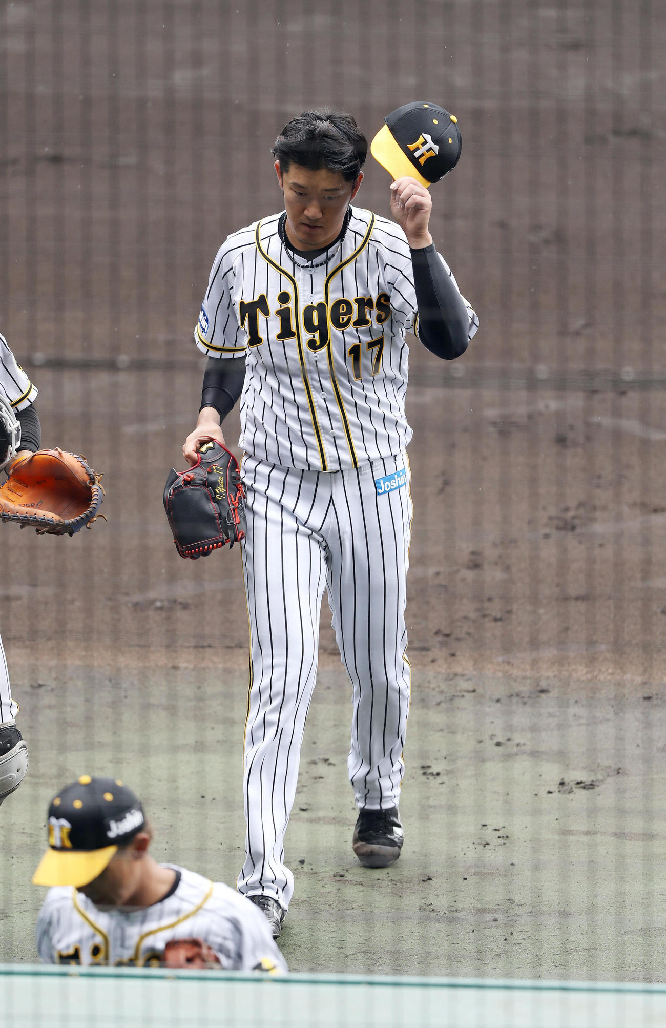 2回を投げ終えベンチへ戻る白組先発の岩貞（撮影・前田充）