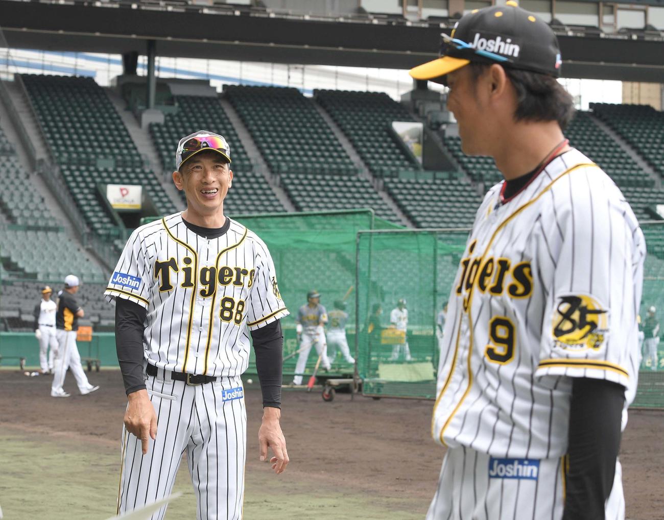 紅白戦　紅白戦後、取材を受ける阪神・高山俊（手前）に笑顔で声をかける阪神・矢野燿大監督（代表撮影）
