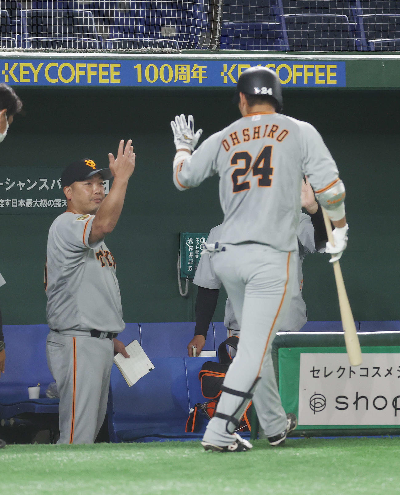 第2試合の白組対紅組　4回表紅組1死、先制の右越え本塁打を放った大城（右）をエアタッチで迎える阿部2軍監督（撮影・河野匠）