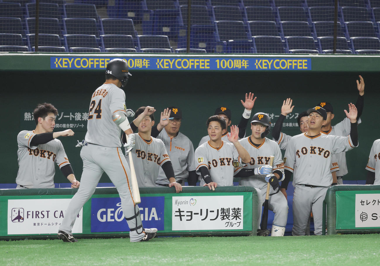 第2試合の白組対紅組　4回表紅組1死、先制の右越え本塁打を放った大城（左手前）はナインに祝福される（撮影・河野匠）