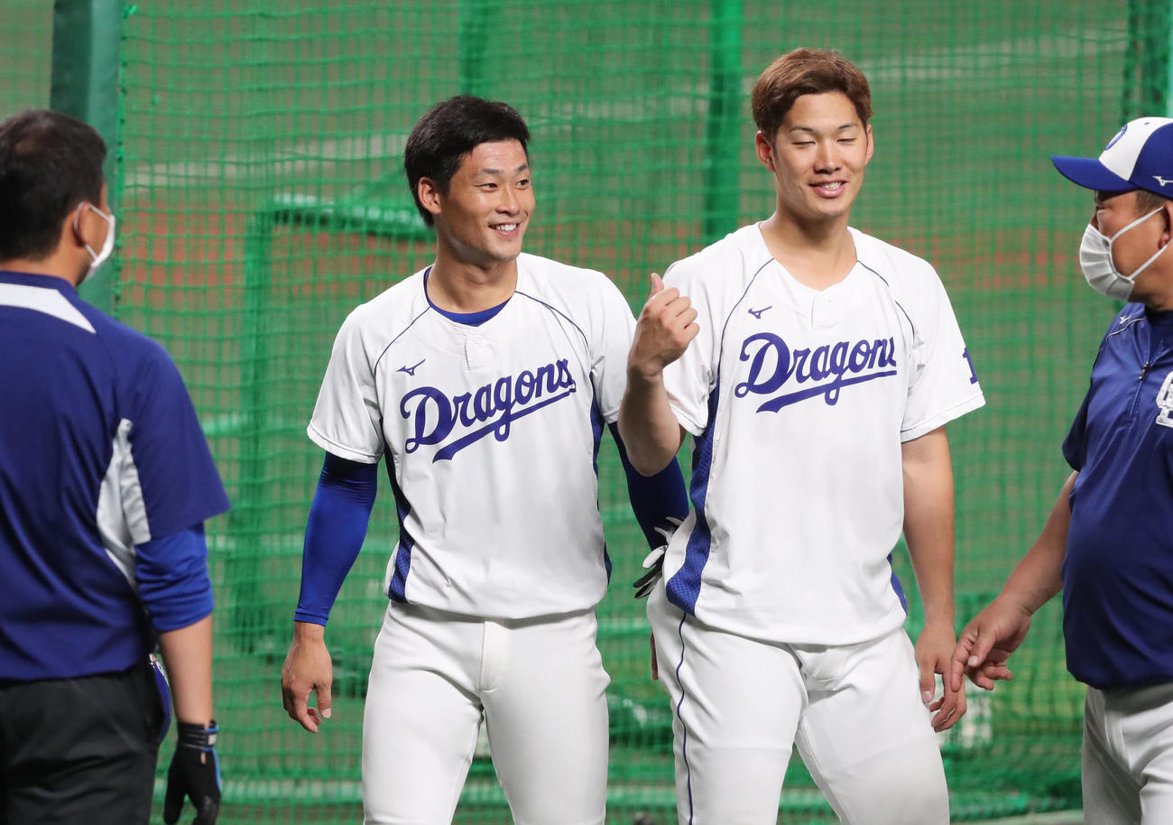 打撃練習を終え談笑する加藤（左）と京田（現場代表）