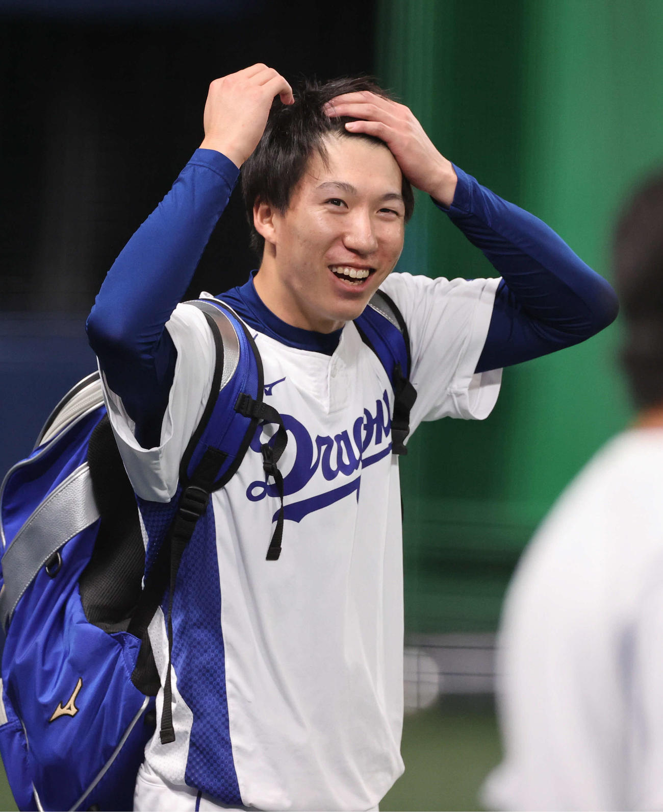 ナインと談笑する橋本（現場代表）
