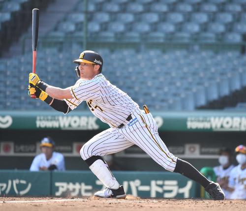 阪神対広島 5回裏阪神無死一、二塁、中前に適時打を放つ糸井嘉男(撮影・上田博志)