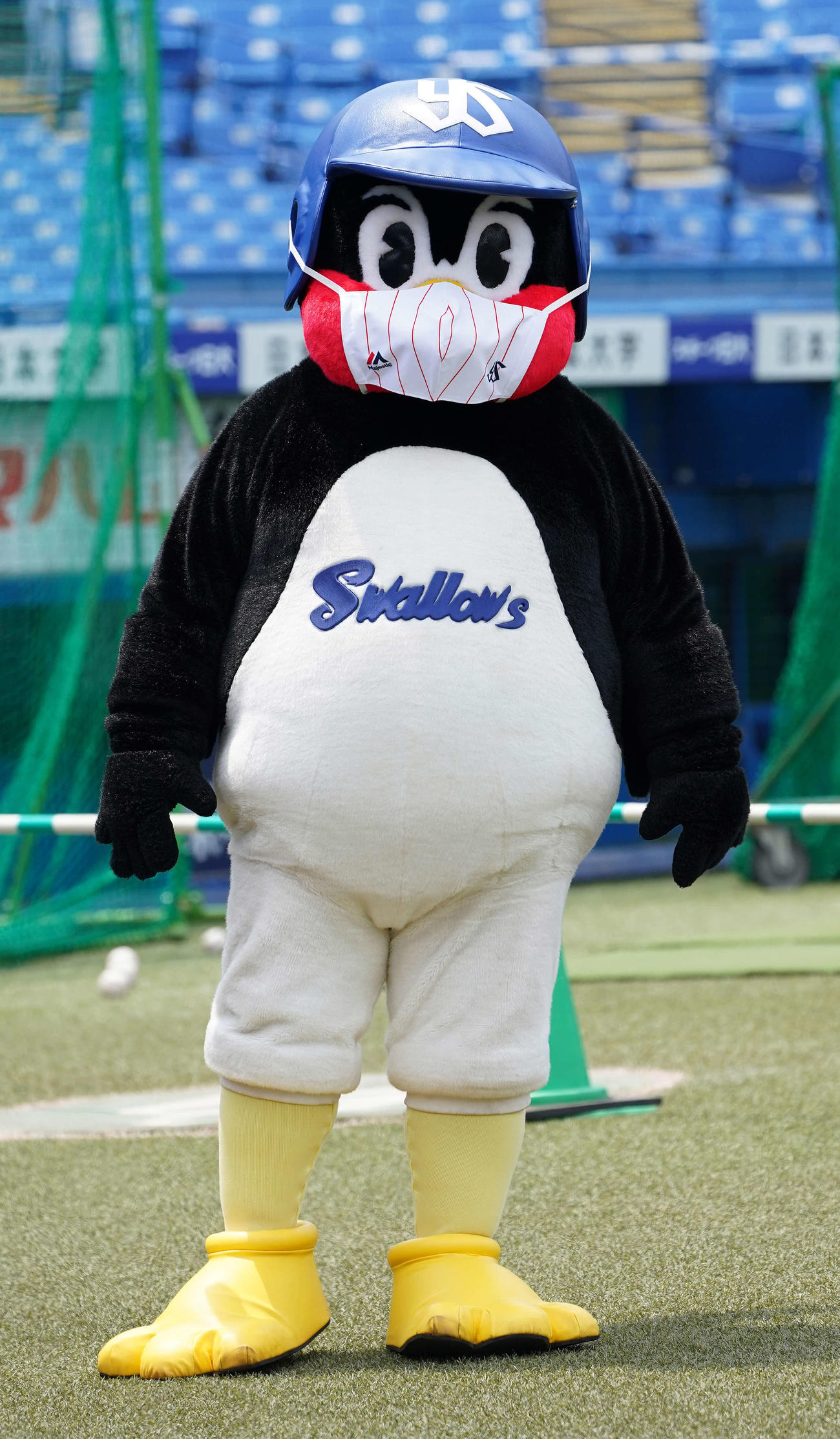 ヤクルト対中日　マスク姿のつば九郎（撮影・鈴木みどり）
