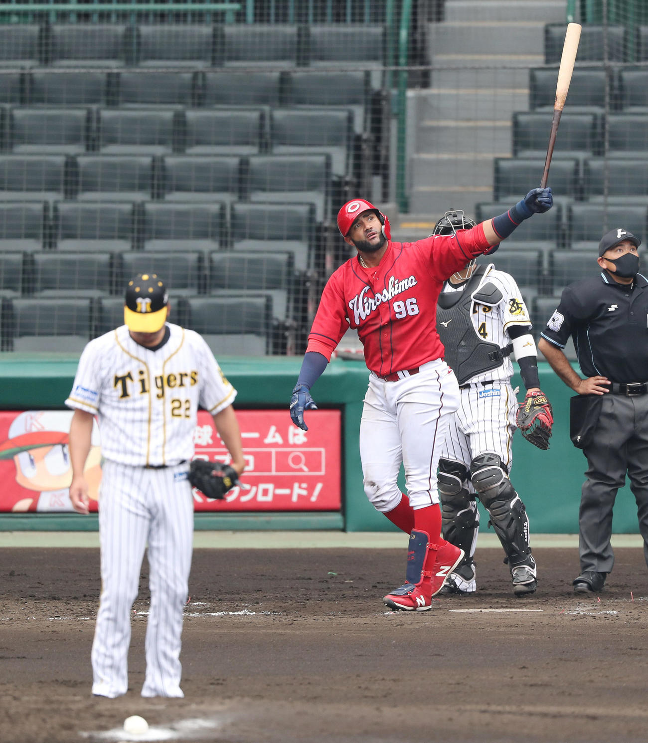 阪神対広島　5回表広島無死一塁、左越え2点本塁打を放つメヒア。投手は藤川（撮影・前田充）