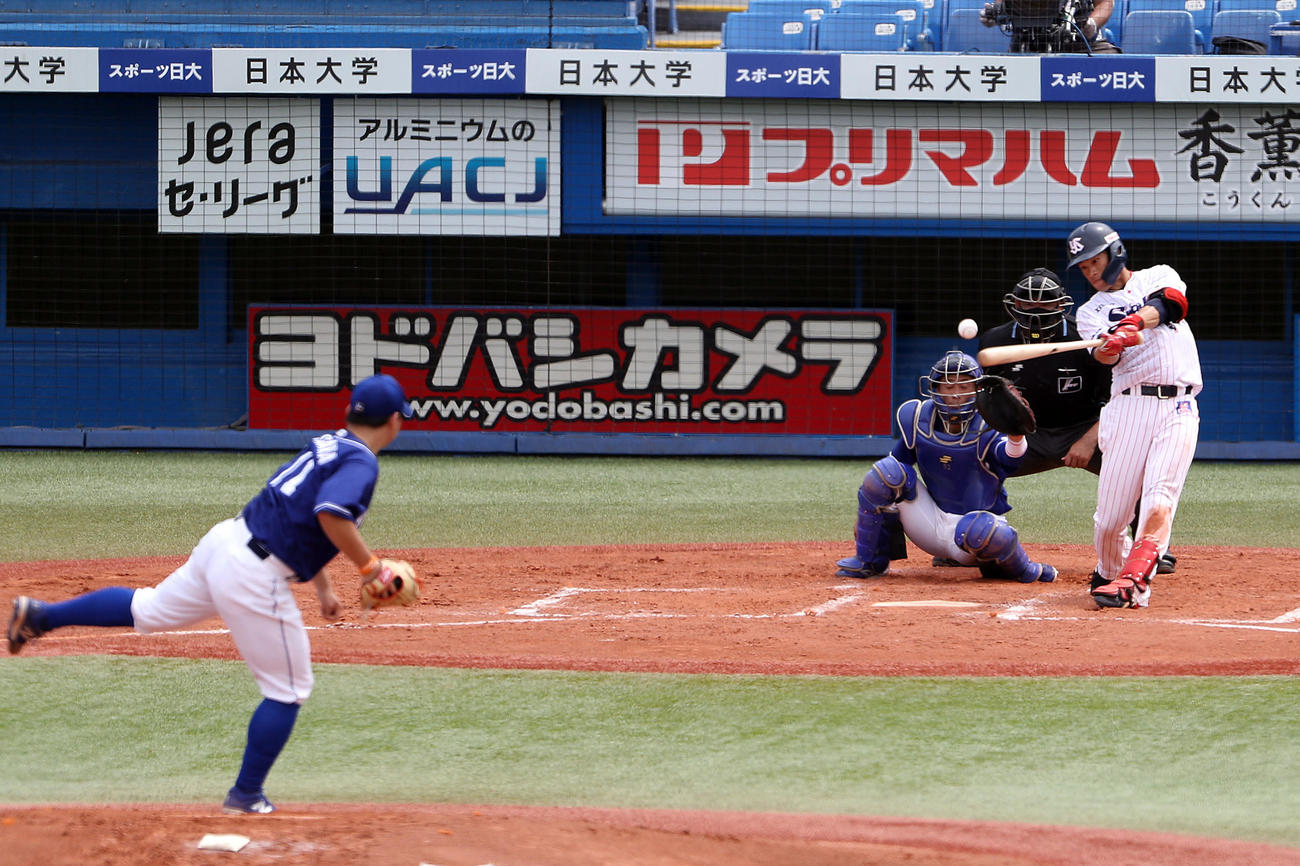 練習試合ヤクルト対中日　2回裏ヤクルト2死三塁、適時打を放つ塩見。投手小笠原（撮影・狩俣裕三）