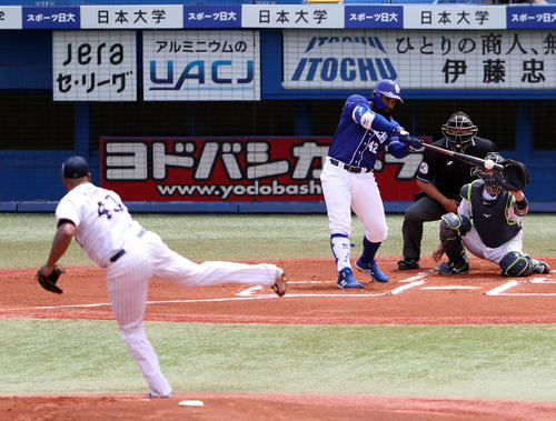 練習試合ヤクルト対中日　1回表中日無死二塁、先制適時打を放つアルモンテ。投手スアレス（撮影・狩俣裕三）